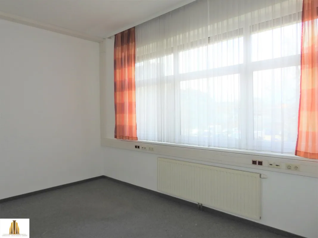 Ca. 140 m² große Büro-, Ordination- bzw. Praxisräume im Obergeschoß eines Geschäftshauses, direkt beim Einkaufszentrum und dennoch in ruhiger Lage in Hollabrunn zu vermieten! - Bild 1