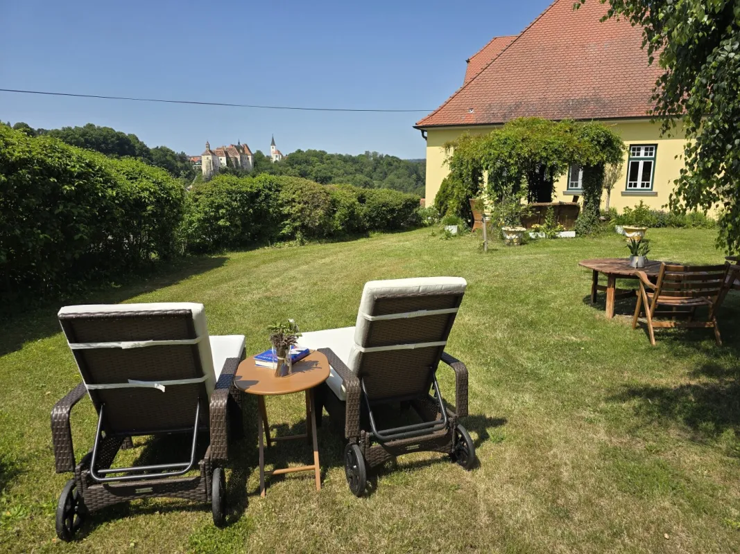 modernisierte Villa mit traumhaften Ausblick und großzügiger Freifläche - Bild 1