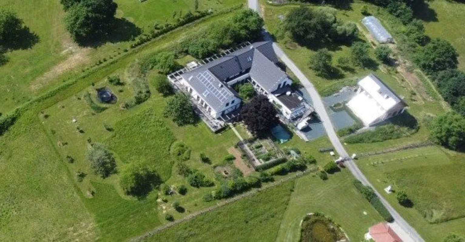 Großer Dreikant-Hof mit vielfältiger Nutzungsmöglichkeit; Wohngemeinschaft, Großfamilie, Seminare, landwirtschaftliche Aktivitäten - Bild 1