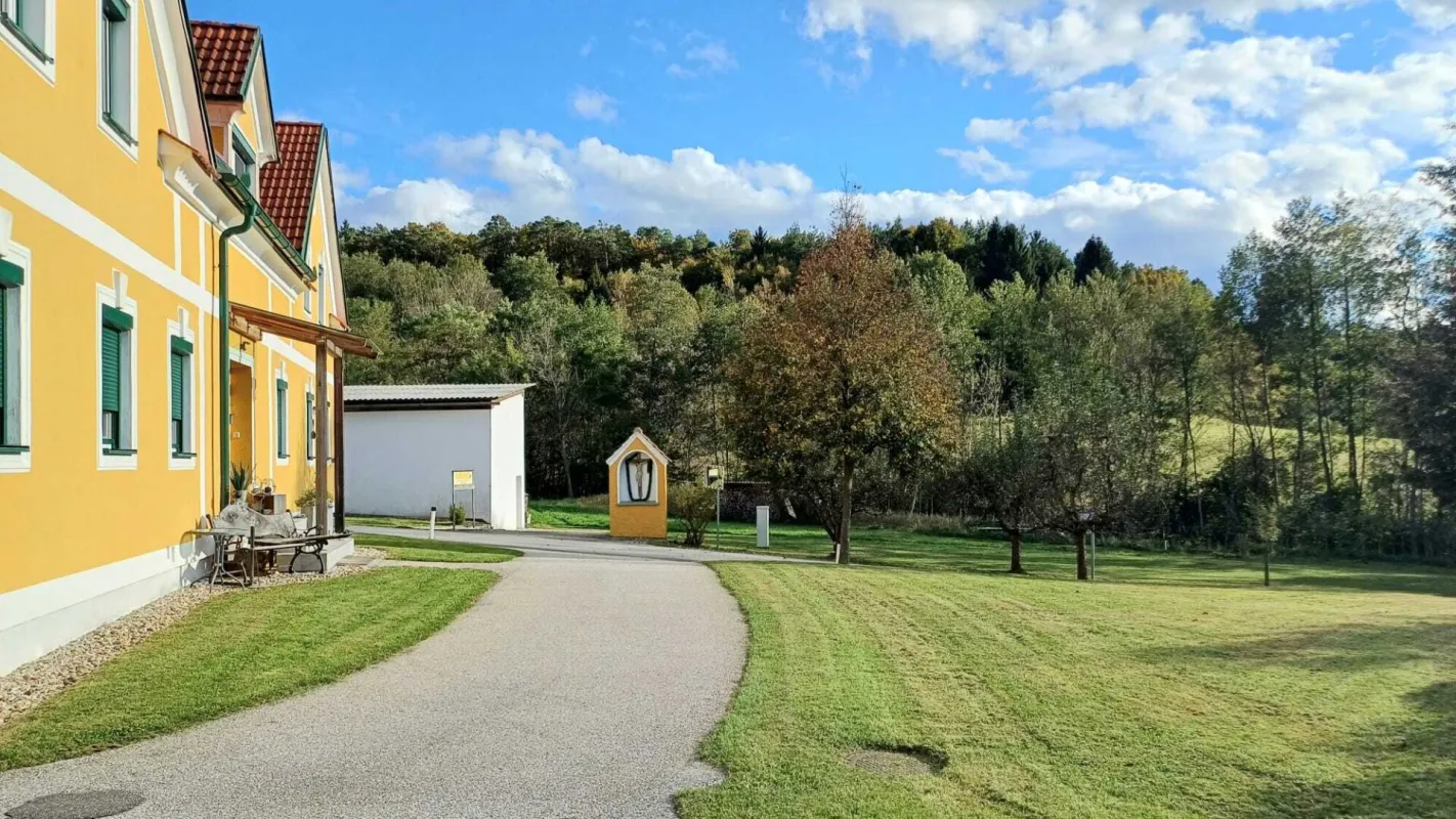 Landhaus-Charme, sonnige 3 ZI mit Naturblick, Parkplatz - Bild 1