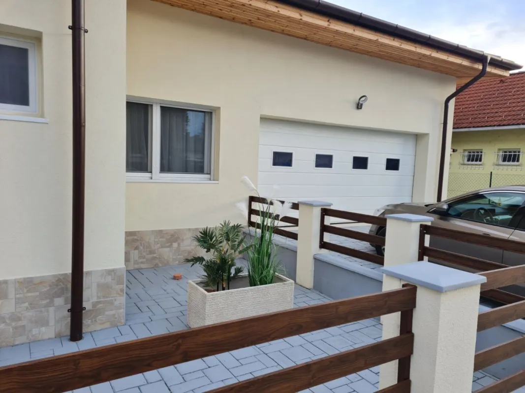 Barrierefreie moderne Neubauvilla (2019) mit Terrasse und Garten - Bild 1