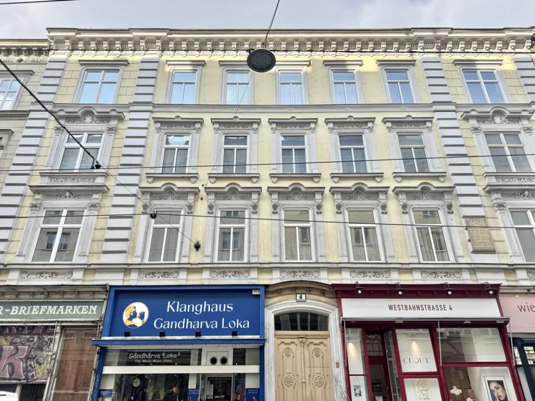 Toplage bei Neubaugasse und Mariahilfer Straße! Sanierungsbedürftiger 3-Zimmer-Altbau im 2. Stock - Bild 1