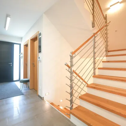 Modernes Wohnen in Leombach mit Pool und Doppelgarage - Bild 2