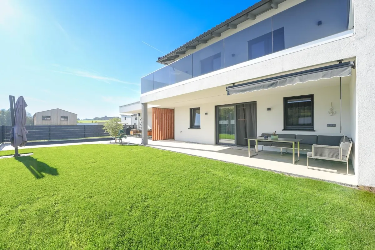 Modernes Wohnen in Leombach mit Pool und Doppelgarage - Bild 1