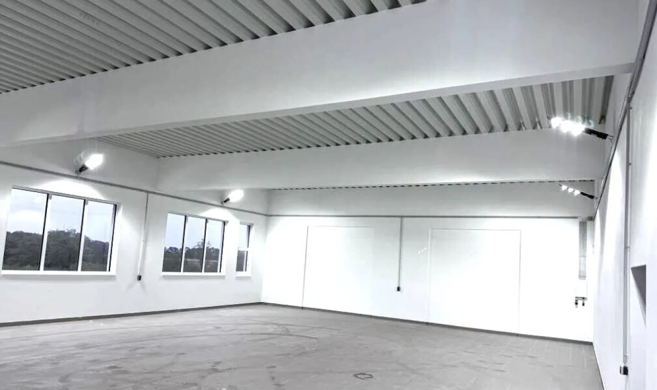 TOP ERSTBEZUG! Knapp 200m² Halle mit eigenem Büro, Duschen & PKW - Stellplätzen. - Bild 1