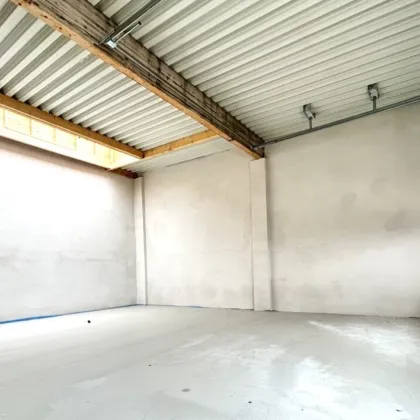 Genehmigungsfähige Neubauhalle inkl. PKW - Stellplatz, Lichtkuppel und Sektionaltor. - Bild 2