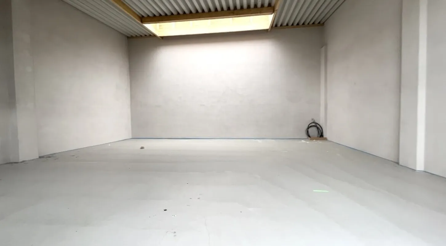 Genehmigungsfähige Neubauhalle inkl. PKW - Stellplatz, Lichtkuppel und Sektionaltor. - Bild 1