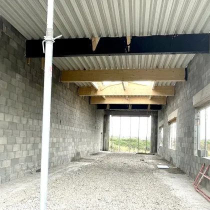 Hochwertige Neubauhalle mit 4,20 Deckenhöhe, zwei Dachkuppeln und Sektionaltor. - Bild 2