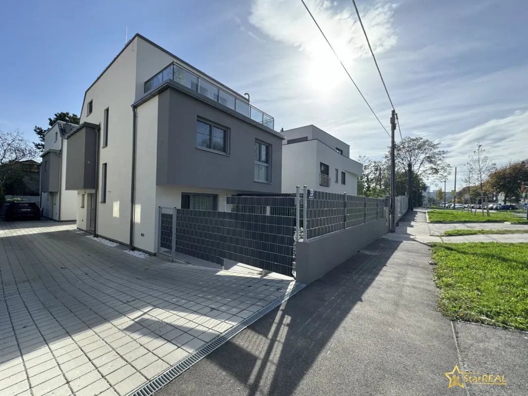 NEUBAU! OPULENTES EINZELHAUS MIT KELLER! 332 m² GRUND. 7 ZIMMER, 3 BÄDER, 3 WC's, SÜDGARTEN. U1 IN 700 METERN. PROVISIONSFREI für den Käufer. - Bild 1