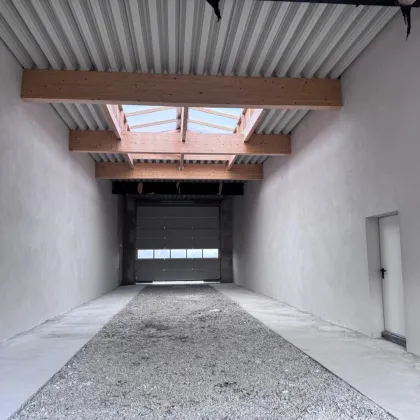 LKW Werkstatt/Halle PROVISIONSFREI!! mit 2 gut beleuchteten Dachkuppeln und Sektionaltor 25m lang ab März 2025 zu vermieten - Bild 2