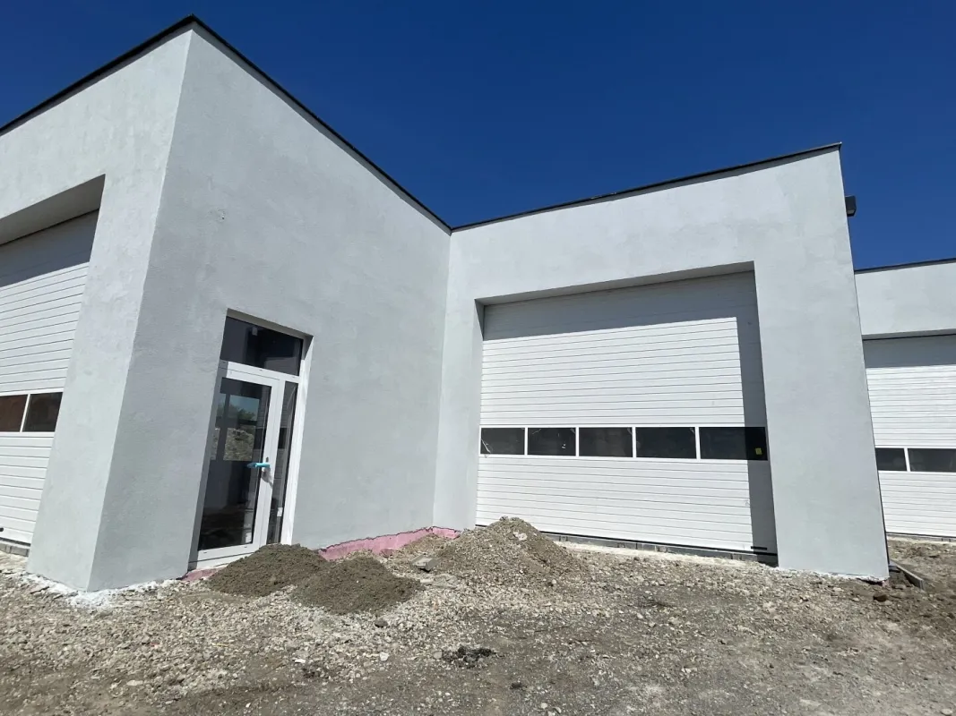 LKW Werkstatt/Halle PROVISIONSFREI!! mit 2 gut beleuchteten Dachkuppeln und Sektionaltor 25m lang ab März 2025 zu vermieten - Bild 1