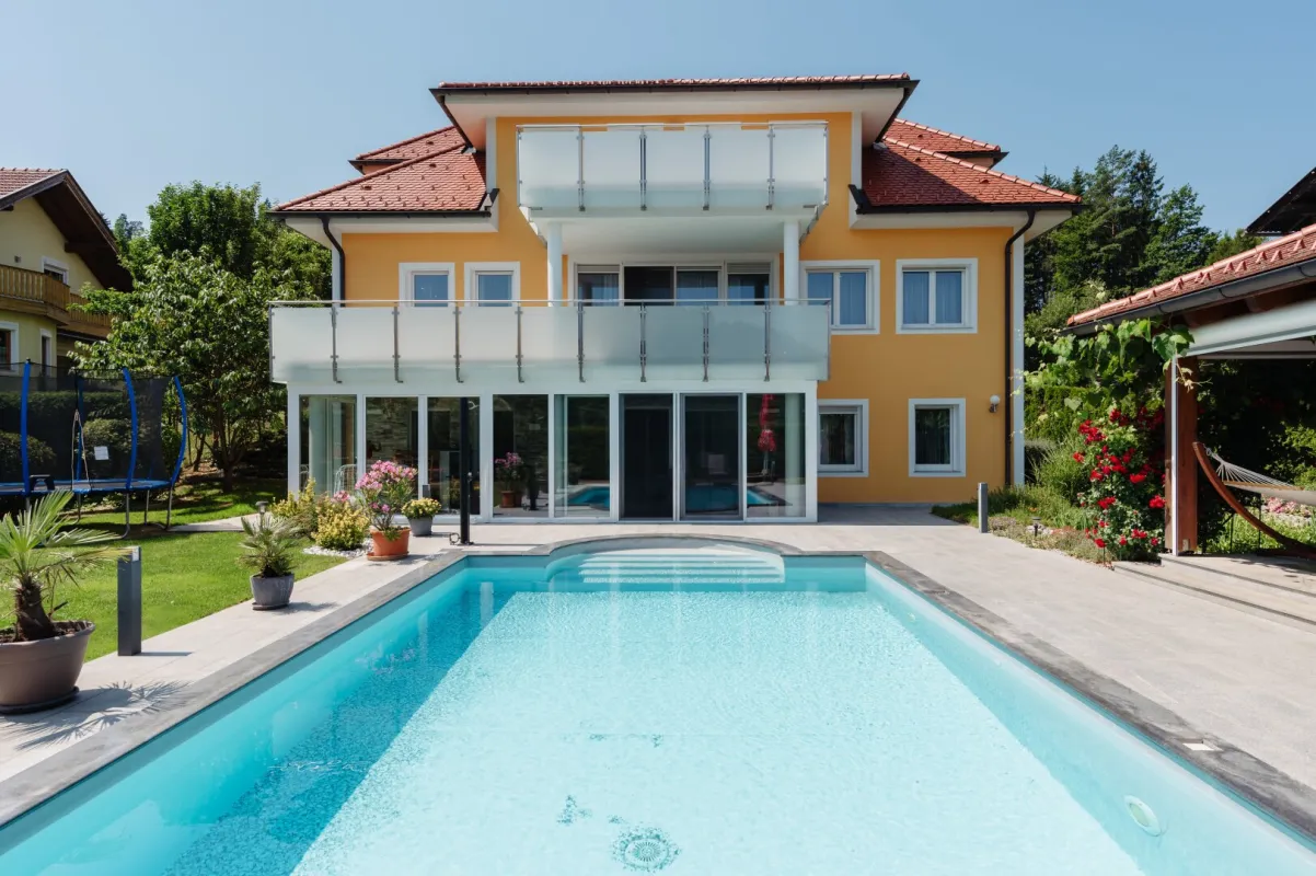 Großzügige, neuwertige Villa mit Salzwasserpool auf 1039 m² Grund in Wörthersee Nähe - Bild 1