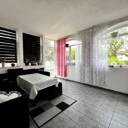 MEHR ZU HAUSE GEHT NICHT – Sonne im Wintergarten, Sprung in den Pool, Wärme vom Kachelofen – das Leben kann so schön sein. - Bild 3