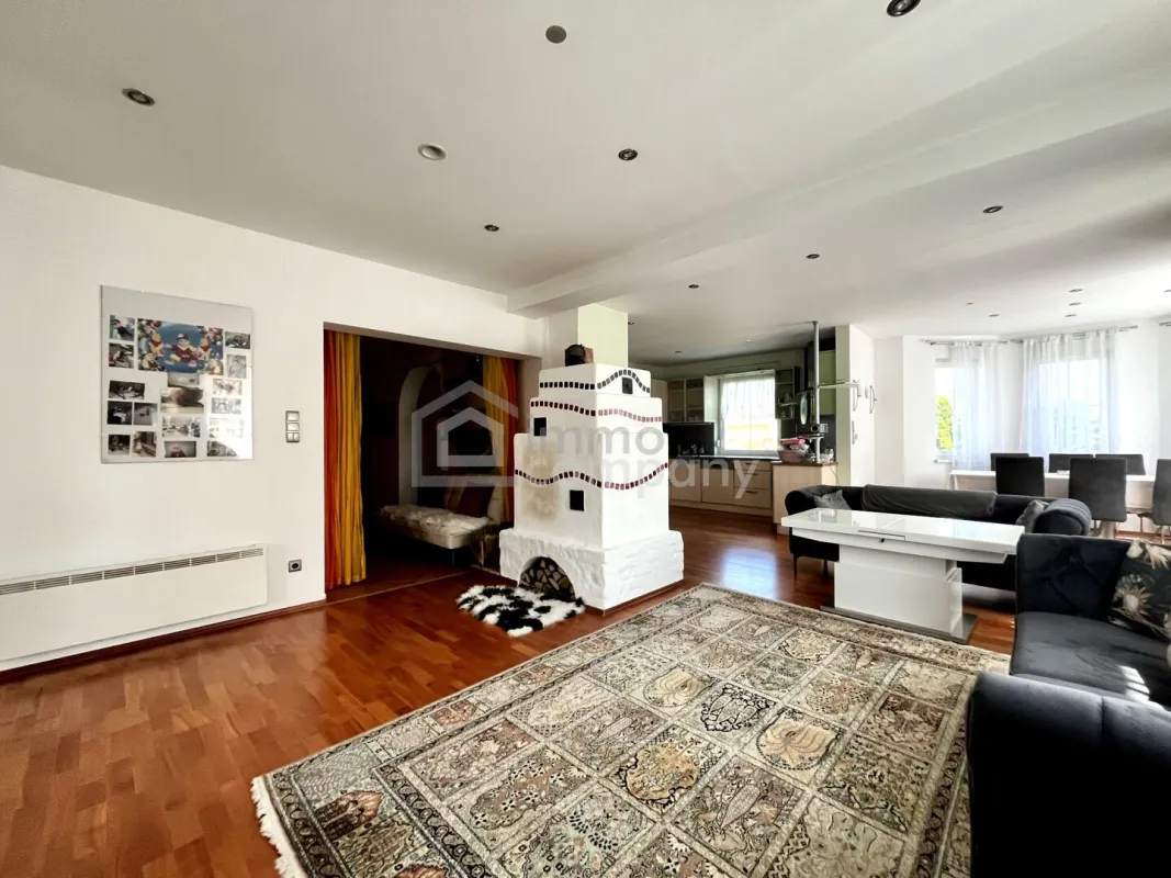 MEHR ZU HAUSE GEHT NICHT – Sonne im Wintergarten, Sprung in den Pool, Wärme vom Kachelofen – das Leben kann so schön sein. - Bild 1