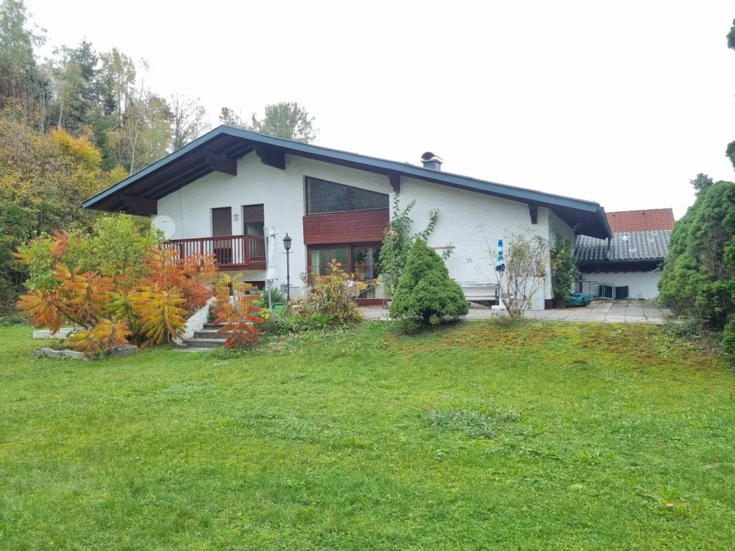 Einzigartiges Einfamilienhaus mit großem Garten und Doppelgarage - Bild 1