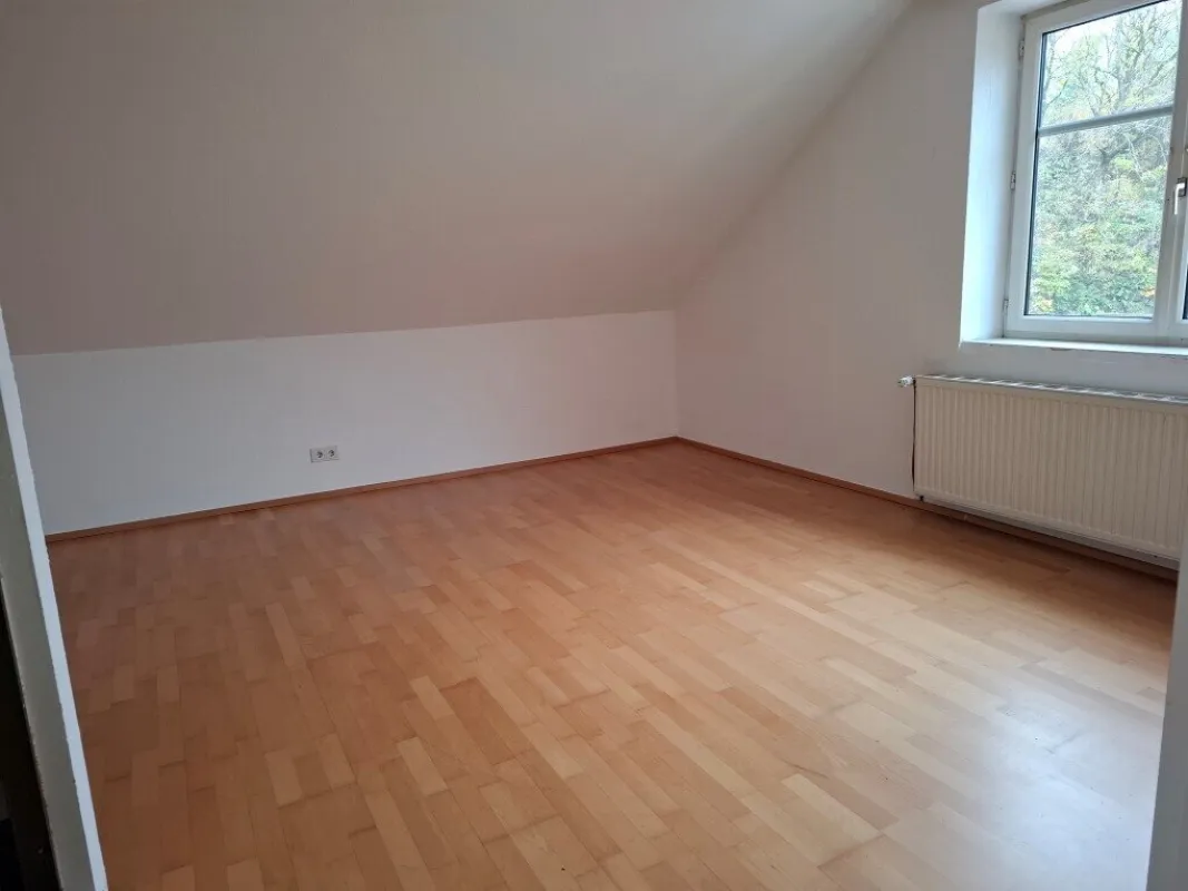 Geräumige 4-Zimmer-Dachgeschoßwohnung in Mürzzuschlag zu mieten ! - Bild 1