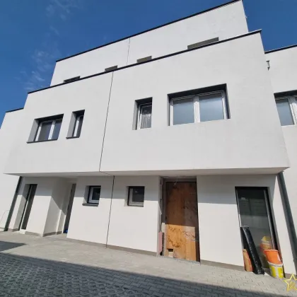 SCHLÜSSELFERTIGES MUSTERHAUS! SÜDSEITE! 128m² WNFL! 3 Bäder. 3 Toiletten. 5 Zimmer. EXQUISITES, SCHLÜSSELFERTIGES 5-ZIMMER-ZIEGELHAUS. Elektrische Rollläden, Klimavorbereitung, edler Parkett und Sanitärkeramik! - Bild 3