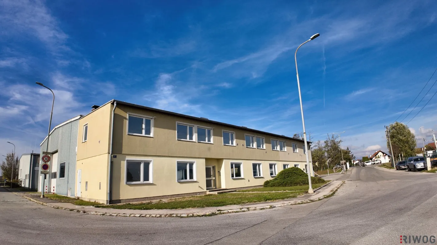 900m² Produktionshalle mit 360m² Büro und eingezäunten Freiflächen! - Bild 1