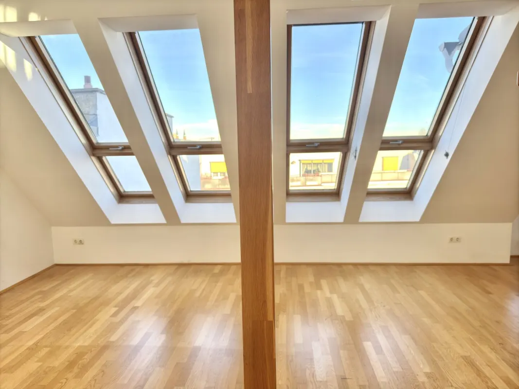Lichtdurchflutete Dachgeschosswohnung mit Galerie und Blick über die Stadt - Nahe Mariahilfer Straße & Westbahnhof - Bild 1