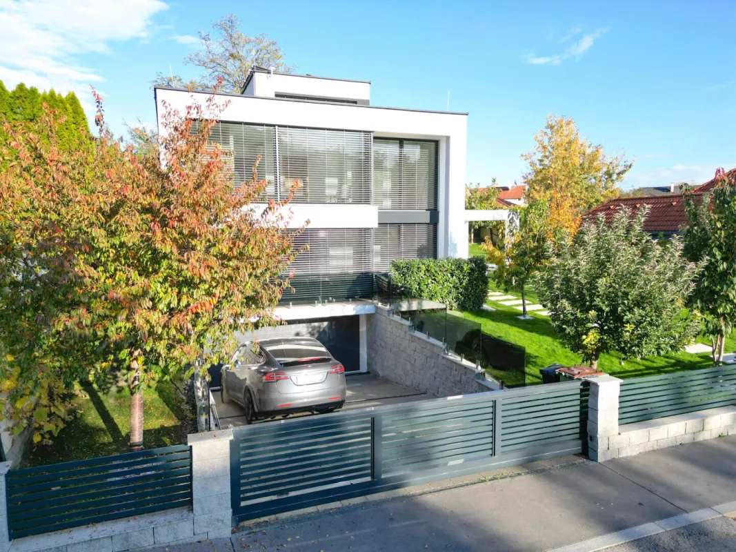 Provisionsfrei! Exklusive Villa in Top-Lage mit luxuriöser Ausstattung und schöne Garten - ideal für gehobene Ansprüche! - Bild 1