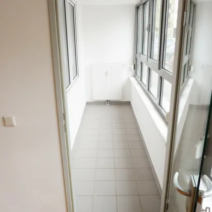 Tolle 2-Zimmerwohnung mit verglaster Veranda/Loggia in U-Bahn-Nähe (befristet vermietet) - Bild 2