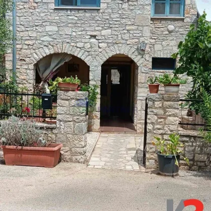 Steinhaus in der Mitte einer Reihe mit freiem Blick auf die grünen Felder - Bild 2
