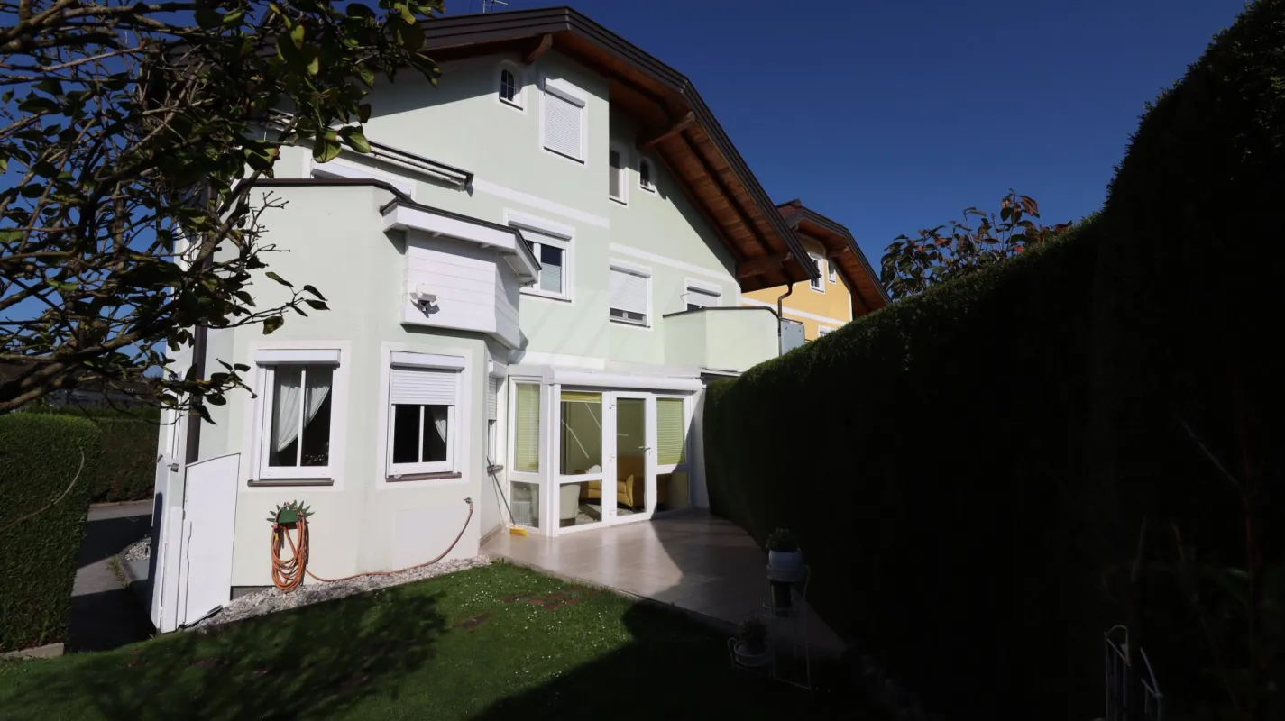 Traumhaftes Wohnen am Walserberg: Moderne Doppelhaushälfte mit Bergblick, großem Garten und viel Platz für die ganze Familie! - Bild 1