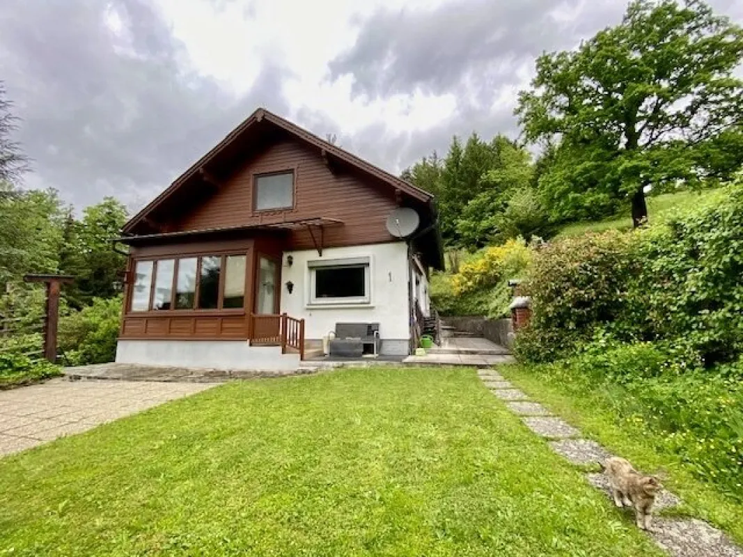 Einfamilienhaus auf 2815 m2 Grund, indyllisch gelegen mit herrlichem Fernblick: Wohnebene + Dachboden, Kellerhaus, Garage, Erd-Weinkeller, Schrägaufzug, am Ortsrand Kirchstetten, Nähe A1 + Westbahn, ca. 50 min. nach Wien! - Bild 1