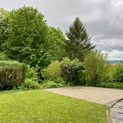 Einfamilienhaus auf 2815 m2 Grund, indyllisch gelegen mit herrlichem Fernblick: Wohnebene + Dachboden, Kellerhaus, Garage, Erd-Weinkeller, Schrägaufzug, am Ortsrand Kirchstetten, Nähe A1 + Westbahn, ca. 50 min. nach Wien! - Bild 3