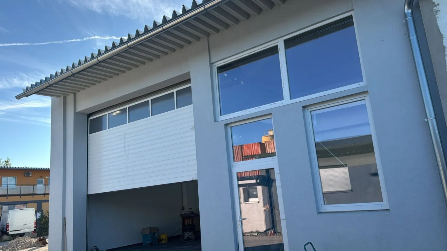 Große Halle, Werkstatt mit Lichtkuppel, Sektionaltor 5m breit, 4,30m hoch und WC (inkl. PKW Parkplatz) PROVISIONSFREI!!! - Bild 1