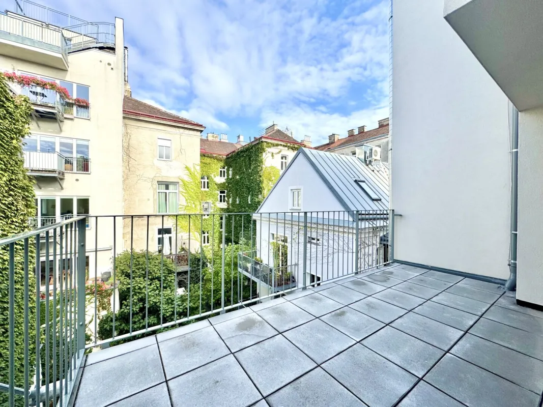 Lichtdurchfluteter ERSTBEZUG mit hofseitiger Terrasse! Grünblick in den Innenhof! - Bild 1