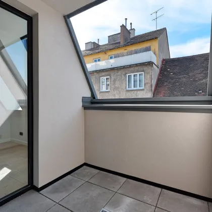 Sonniger Erstbezug mit Südwest-Loggia in neu ausgebautem Dachgeschoß! - Bild 2