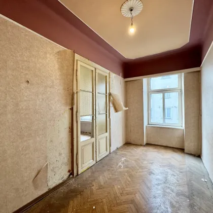 Toplage bei Neubaugasse und Mariahilfer Straße! Sanierungsbedürftiger 3-Zimmer-Altbau im 2. Stock - Bild 3