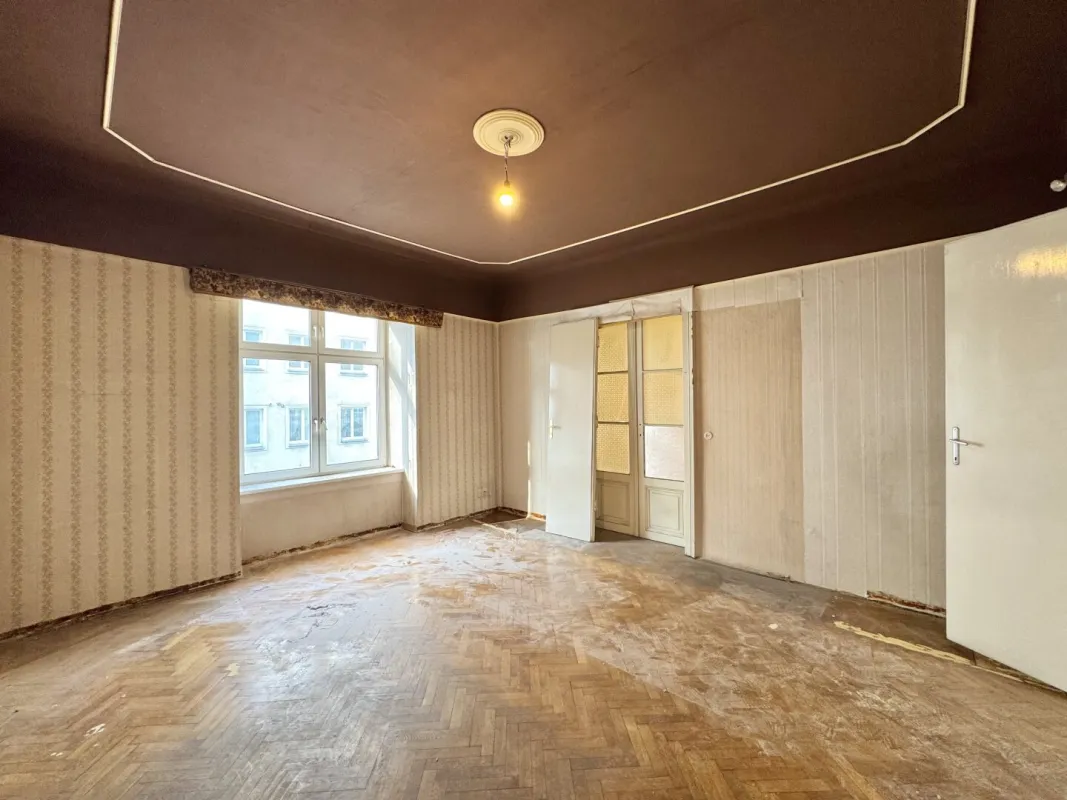 Toplage bei Neubaugasse und Mariahilfer Straße! Sanierungsbedürftiger 3-Zimmer-Altbau im 2. Stock - Bild 1