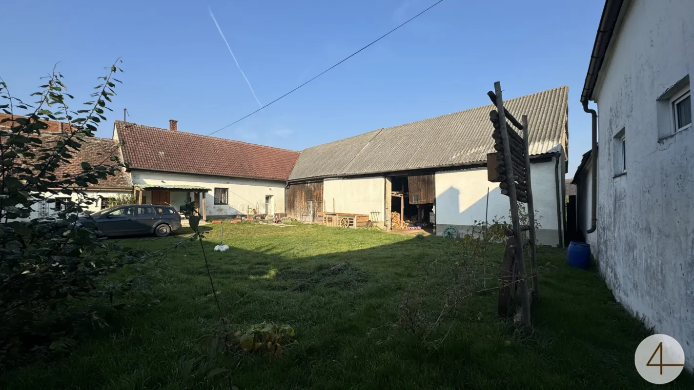 Alte Schmiede mit Innenhof Stadel und Wiese - Bild 1