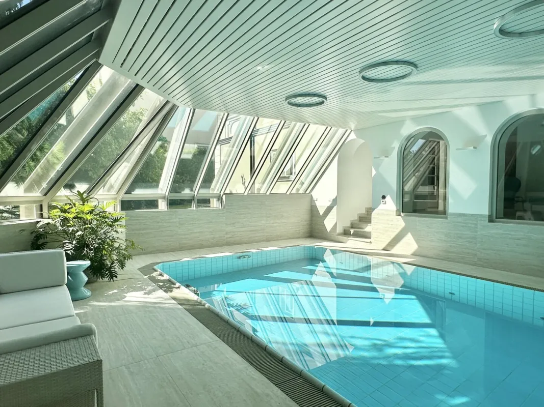 Riesige Familienvilla mit Poolhalle, uneinsichtigem Garten und großer Garage - Bild 1