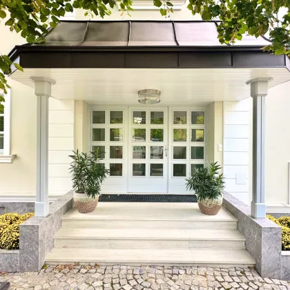 Riesige Familienvilla mit Poolhalle, uneinsichtigem Garten und großer Garage - Bild 2