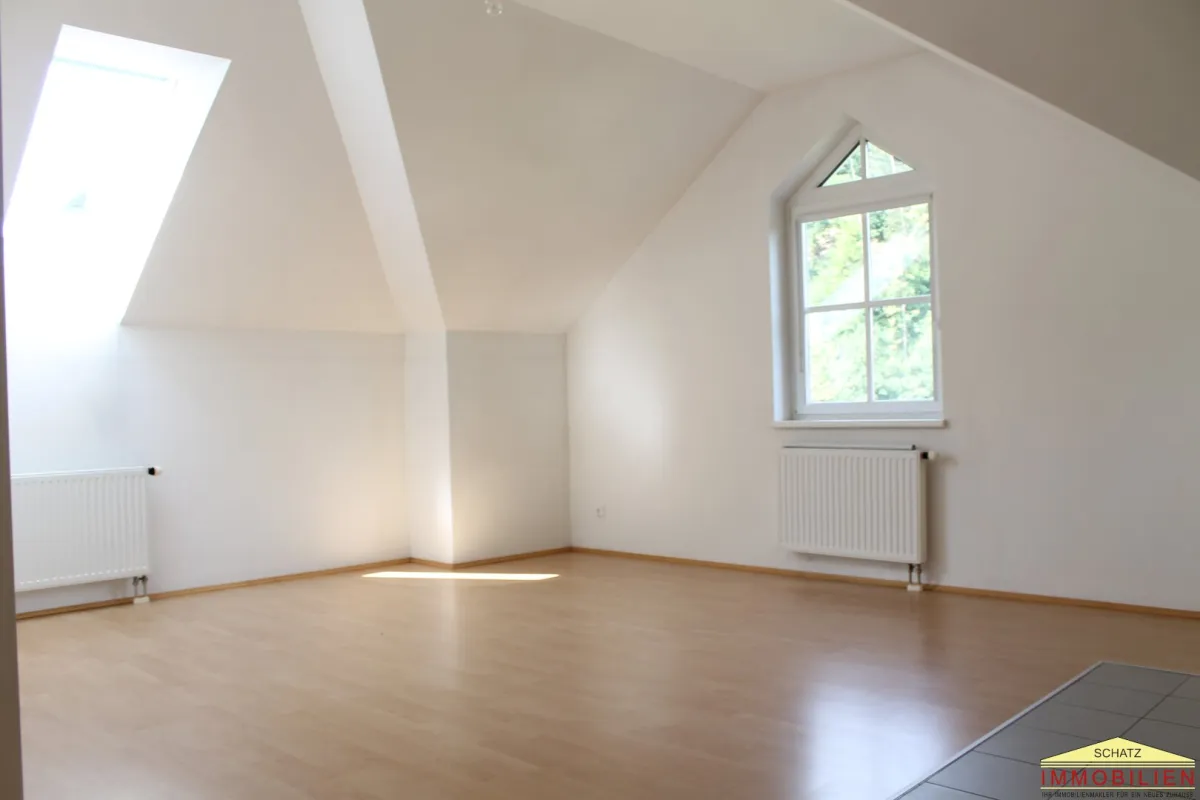 Schöne 3-Zimmer Dachgeschoßwohnung mit Parkplatz - Bild 1