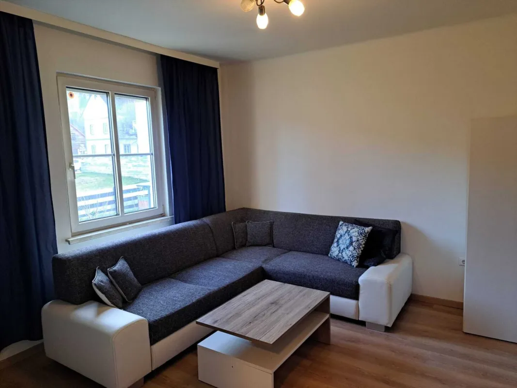 Charmante Hochparterre-Wohnung mit eigenem Garten und PKW Abstellplatz in ruhiger Siedlungslage - Bild 1
