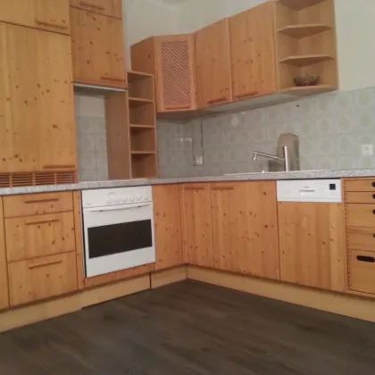 Charmante Hochparterre-Wohnung mit eigenem Garten und PKW Abstellplatz in ruhiger Siedlungslage - Bild 3