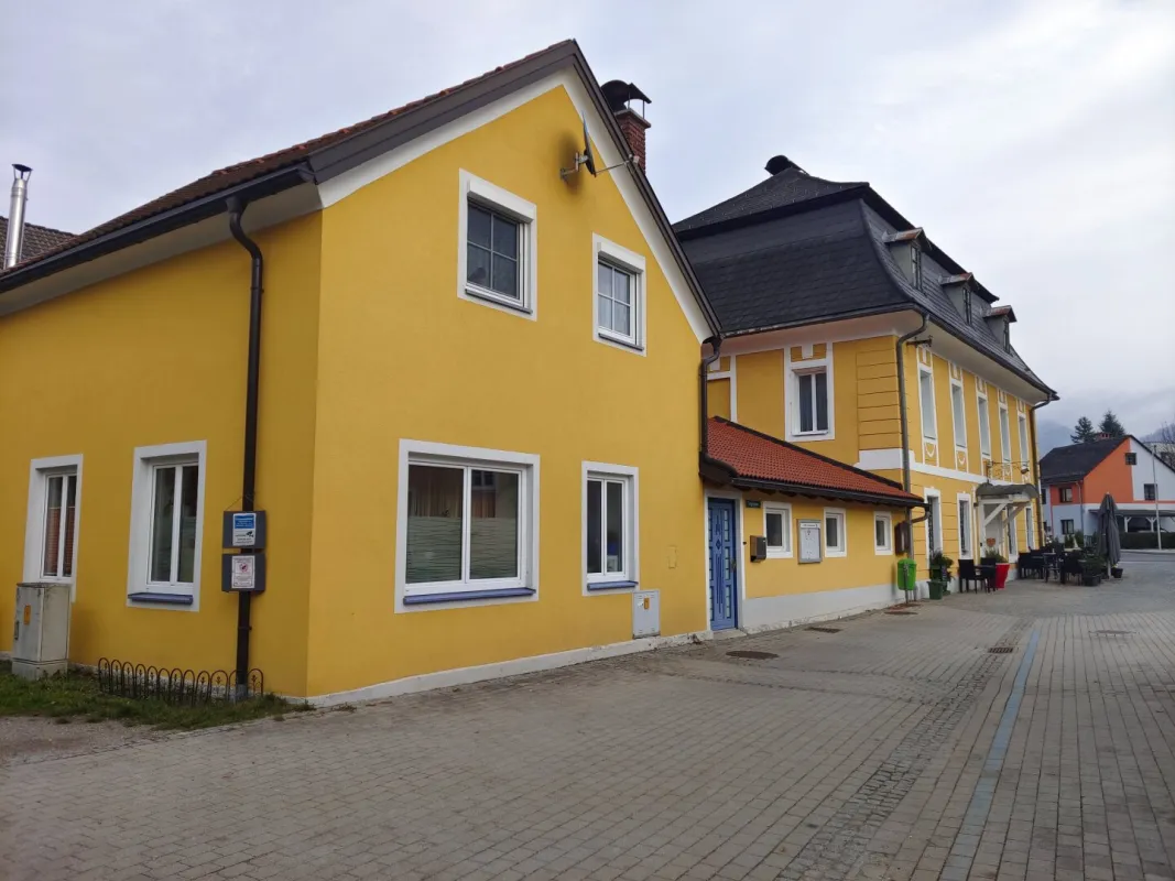 Top verpachtetes Cafe mit Zimmervermietung + exklusives Wohnhaus mit Innenhof + riesigem Stadl mit schönem Garten - Bild 1