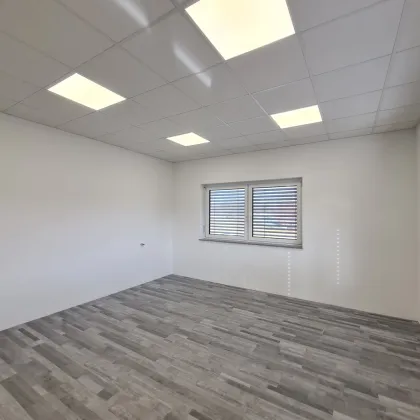 Sofort beziehbare Büro- Praxis oder Geschäftsflächen im 1.OG in guter Lage ! - Bild 2