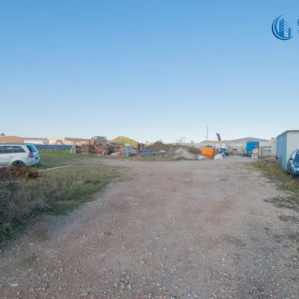 Gewerbegrundstück mit projektiertem Bauprojekt für Lagerhallen und Büroeinheiten - Bild 3