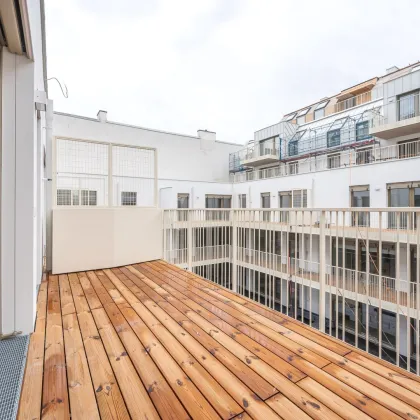 **VIDEO** Erstbezug ab sofort - gemütliche 2 Zimmer Dachgeschosswohnung mit Balkon, klimatisiert - Apollogasse 18 - Bild 2