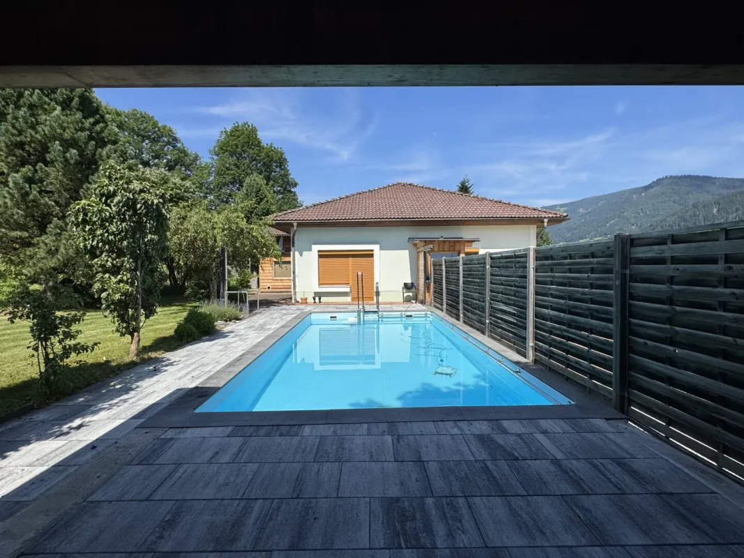 Wohnhaus mit Pool, Einliegerwohnung, Garage, Carport und Nebengebäude - Bild 1
