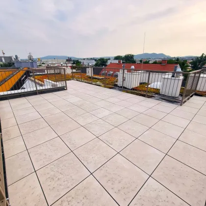 Herbstaktion! Einfach genial! Penthouse auf einer Ebene mit 2 Terrassen + Dachterrasse + 5 Zimmer + Garage + Erdwärme + Ruhelage! Nachhaltig und zukunftssicher investiert! - Bild 2
