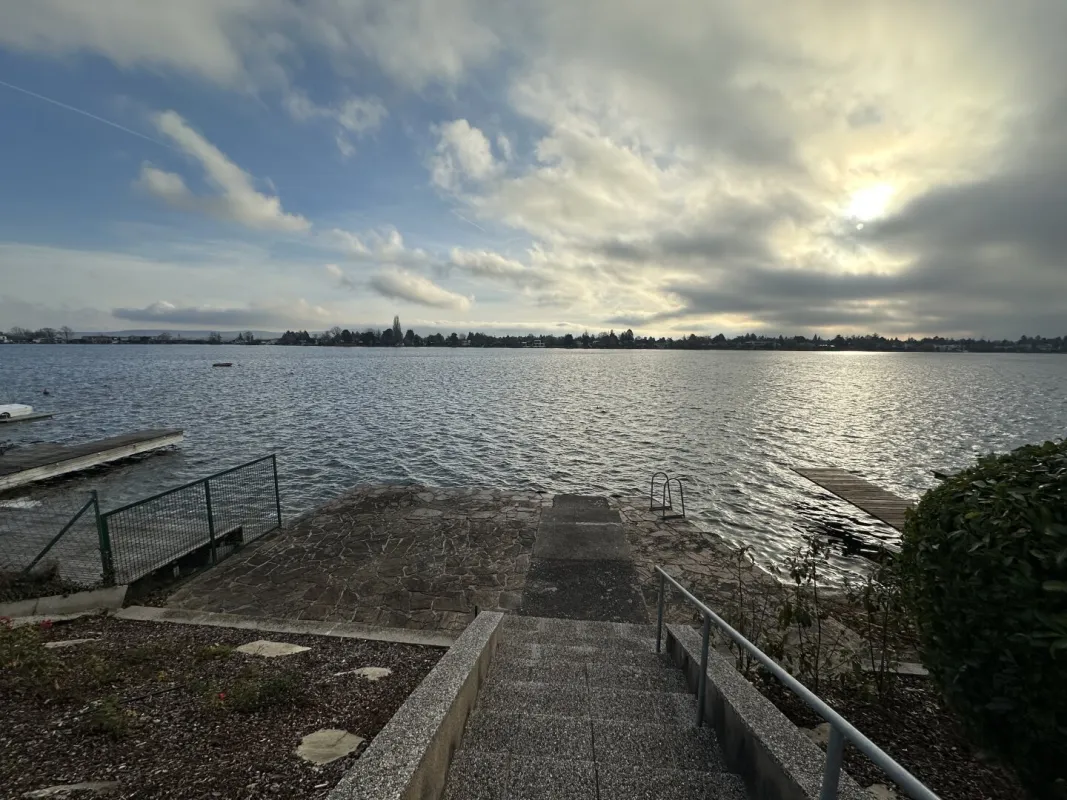 große UFERPARZELLE – renoviertes Seehaus mit traumhaftem breiten Uferbereich und Doppelgarage auf Pachtgrund zu verkaufen - Bild 1