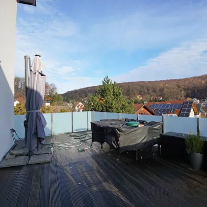 Ihr neues Zuhause in zentrumsnaher Siedlungslage: toller Ausblick, Doppelgarage und Solaranlage! - Bild 3