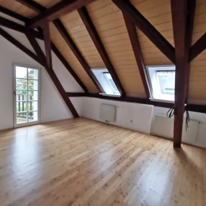 * * Tolle 3-Zimmer-Dachgeschoßwohnung mit großem Balkon und eigenem Carportplatz in idyllischer Lage! * * - Bild 2