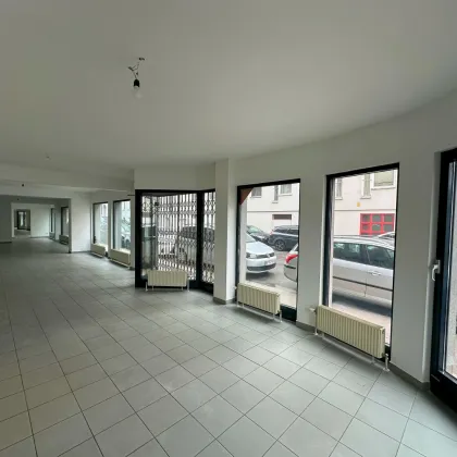 UNBEFRISTET: Schauraum, Geschäftslokal, Büro - Große Schaufenster und 3 Eingänge. - Bild 2